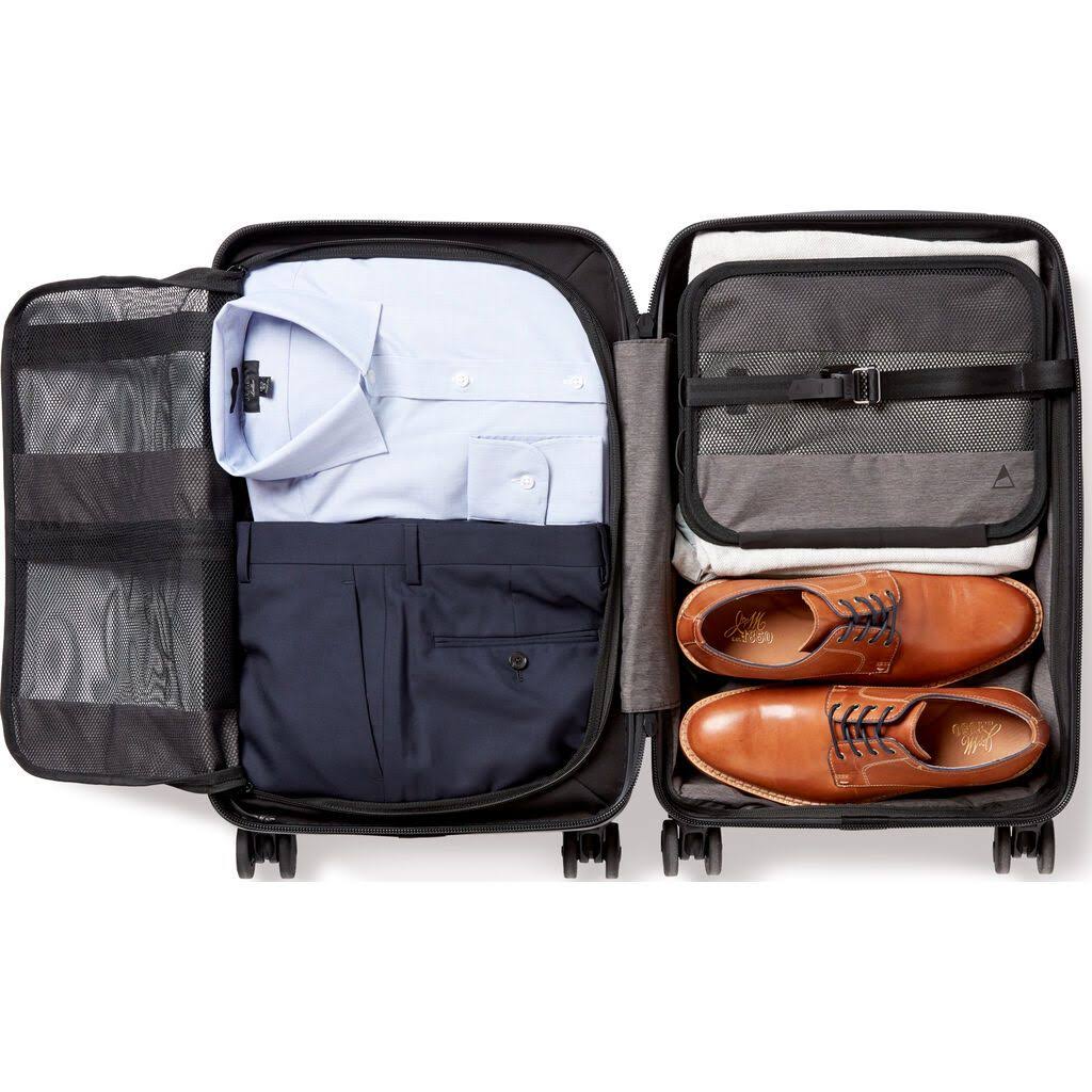 Carry-On Pro Spinning Suitcase O693471