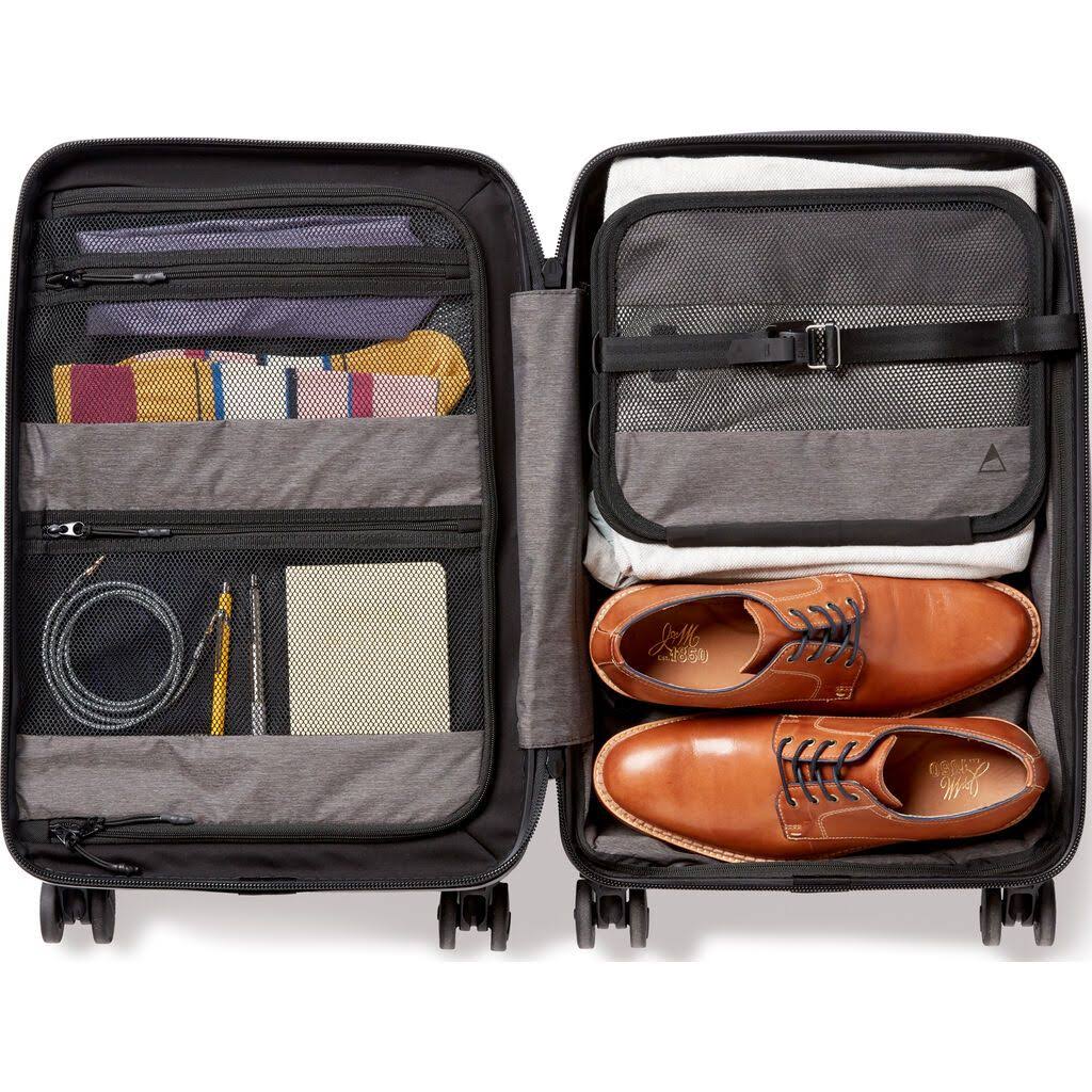 Carry-On Pro Spinning Suitcase O693471